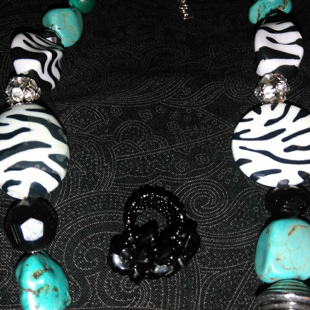 Beautiful Beaded Necklace Set - Picture 3 of 4